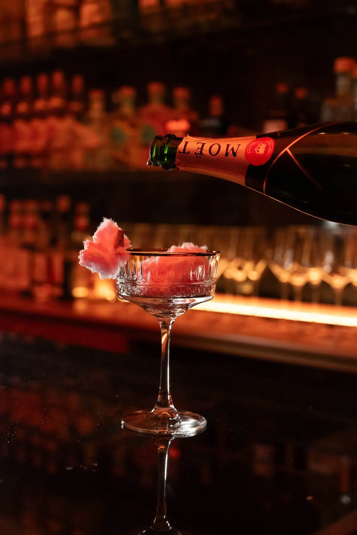 Champagne ingeschonken in een coupe aan de toog