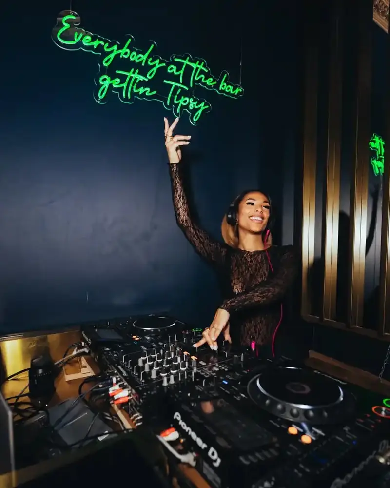 Resident DJ AMIYA onder de neon van Tipsy Thursday