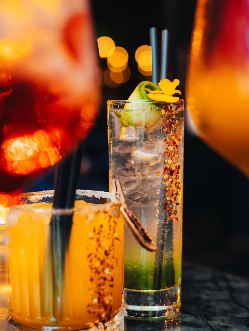 Twee cocktails met chili en citrus aan de toog