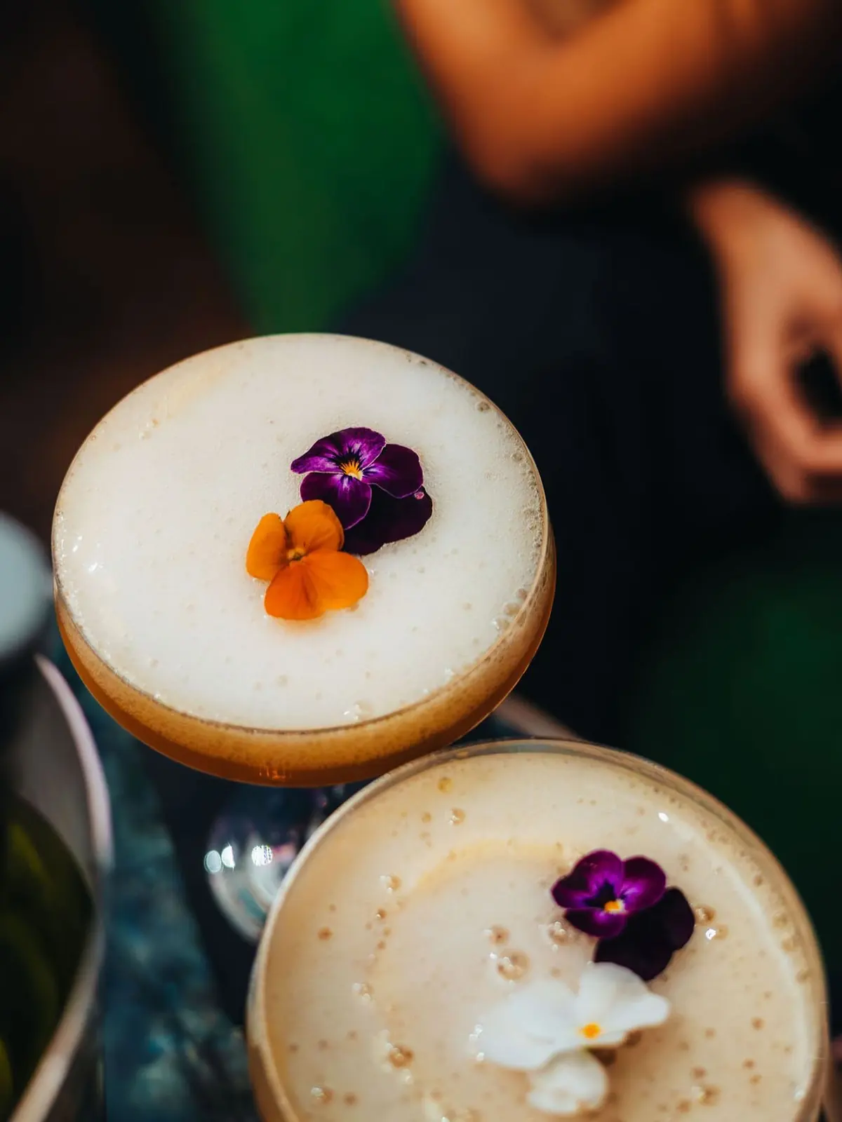 Twee sours afgewerkt met eetbare bloemen