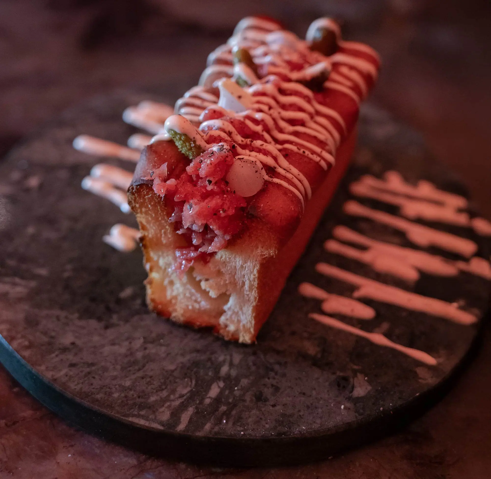 Een lobster roll op een leien plank